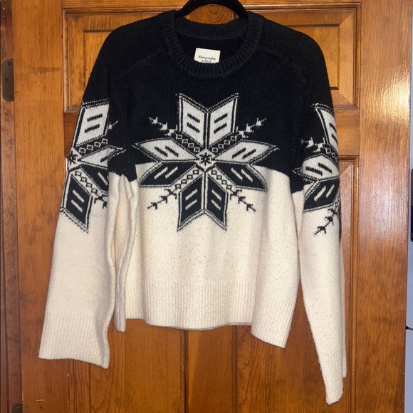 Abercrombie & Fitch Women’s Madeline crew sweater - Picture 7 of 8